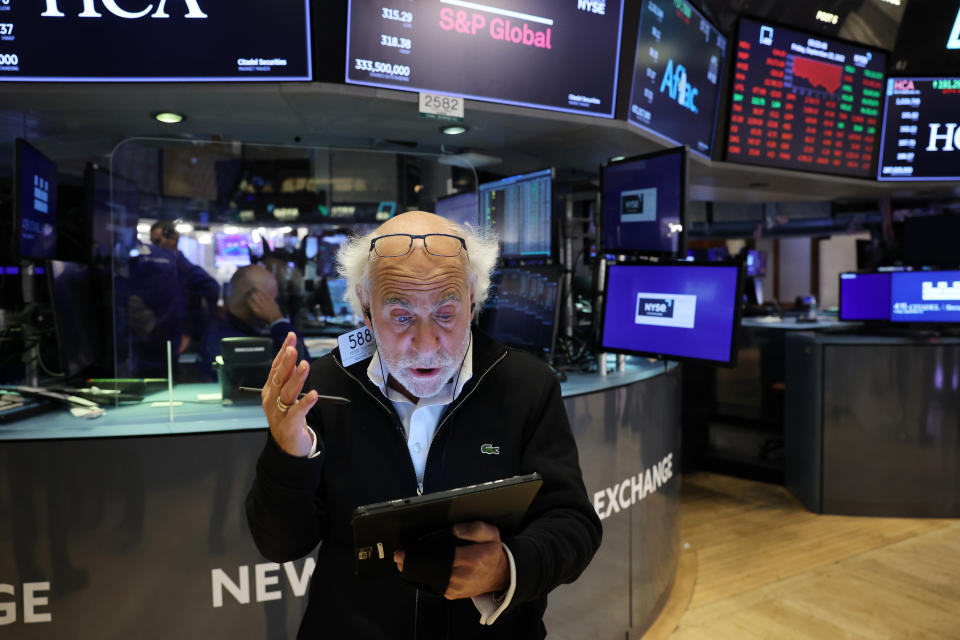 NEW YORK, NEW YORK - SEPTEMBER 23: Traders work on the floor of the New York Stock Exchange (NYSE) on September 23, 2022 in New York City. The Dow Jones Industrial Average has dropped more than 400 points as recession fears grow. (Photo by Spencer Platt/Getty Images)