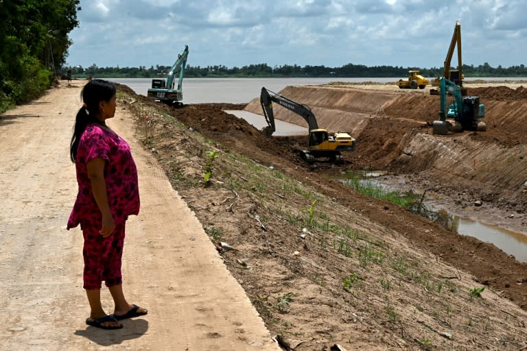 La camboyana Sok Rom, una viuda de 56 años, contempla las obras de construcción del nuevo canal Funan Techo que amenazan con dejarla sin casa, el 9 de julio de 2024 (TANG CHHIN Sothy)