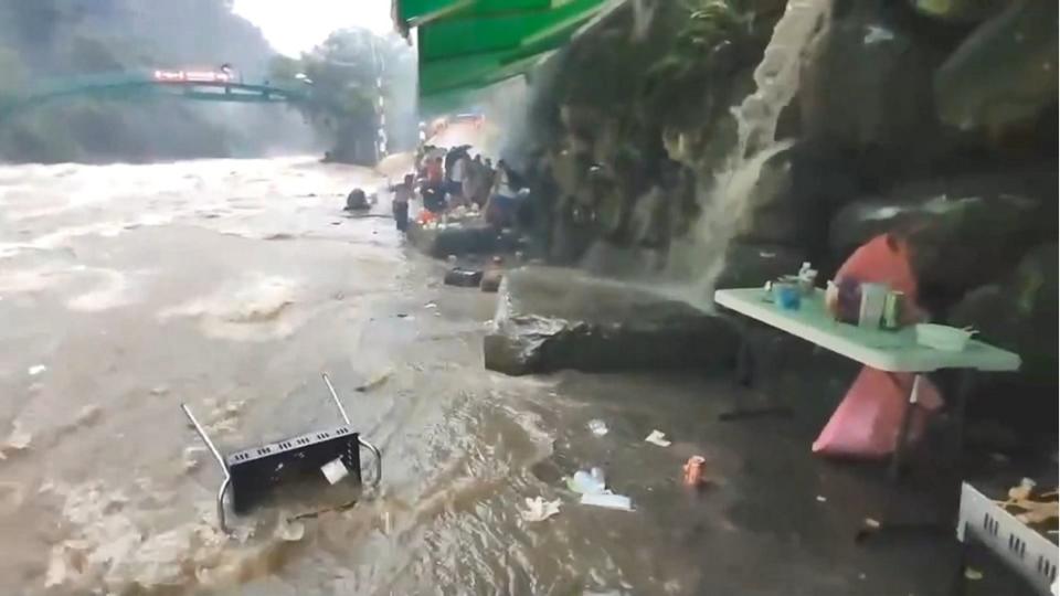 民眾在大豹溪烤肉遇到山洪爆發。（圖／翻攝記者爆料網）