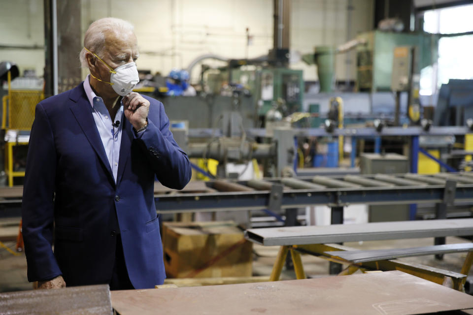 Fotografía de archivo del 9 de julio de 2020 del virtual candidato presidencial demócrata, el ex vicepresidente Joe Biden, durante un recorrido a la fábrica McGregor Industries, en Dunmore, Pensilvania. (AP Foto/Matt Slocum, Archivo)