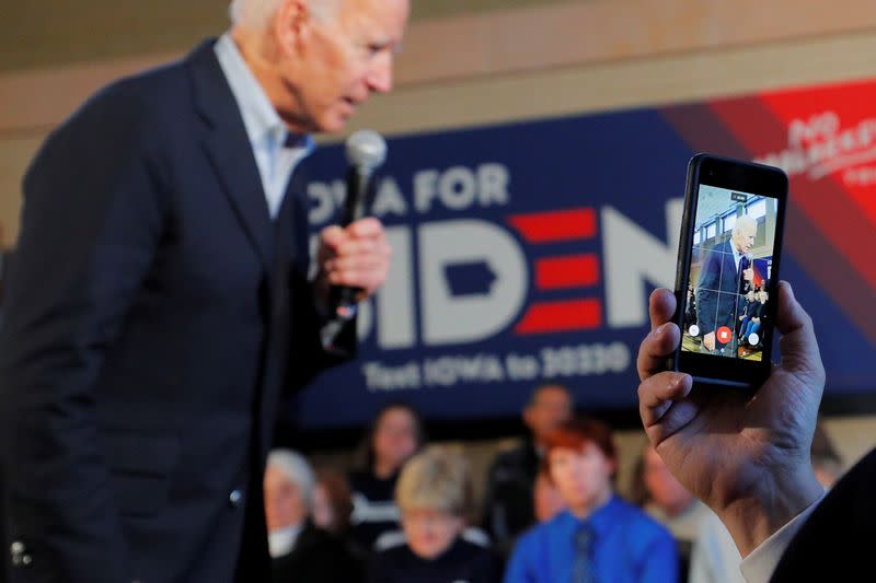 Un miembro del público graba al candidato presidencial demócrata de 2020 y ex vicepresidente de Estados Unidos, Joe Biden, durante una parada en la gira de su autobús de campaña "No Malarkey!" en Mason City, Iowa