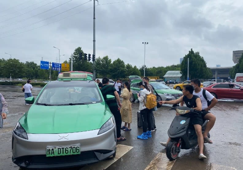 乘客正在像計程車詢價。取自微信公眾號「故事硬核」