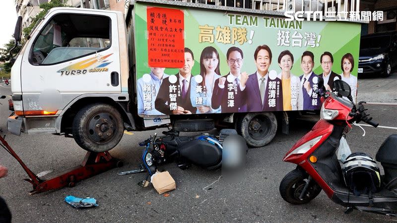 去年民進黨的選舉宣傳車在苓雅區凱旋三路，迴轉不慎，造成2名機車騎士倒地骨折。（圖／翻攝畫面）