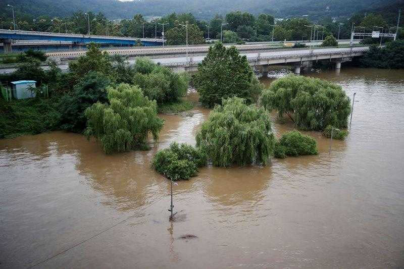 連下40天雨! 南韓9年來首發洪水預警。（圖／Reuters）