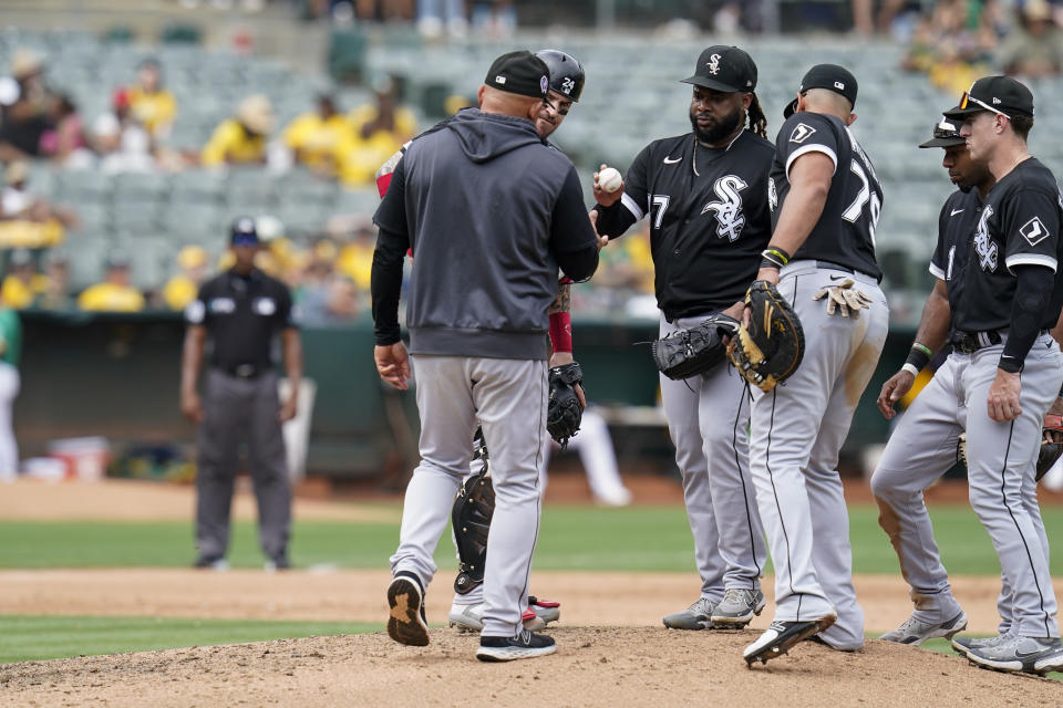 Chicago White Sox starting pitcher Johnny Cueto, third from left, is pulled from a baseball game against the Oakland Athletics during the fifth inning in Oakland, Calif., Sunday, Sept. 11, 2022. (AP Photo/Godofredo A. Vásquez)