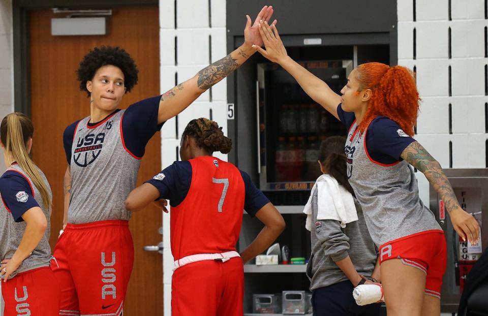 2022年被關押在俄羅斯10個月的Brittney Griner（左）亦榜上有名。（圖：Getty Images）