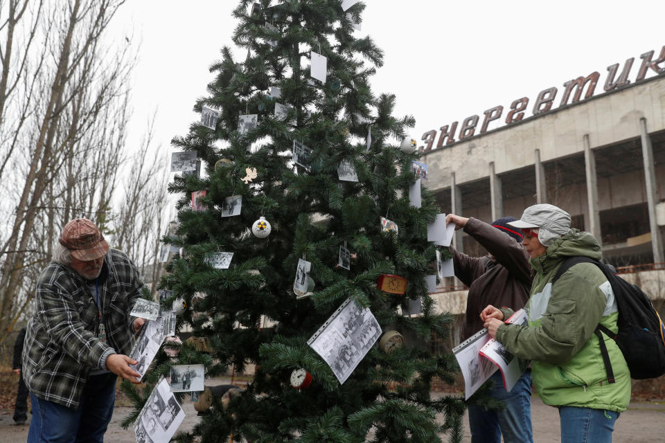 L'albero è stato installato nell'ambito di una campagna voluta dall'Associazione dei tour operator di Chernobyl. Ad addobbarlo sono stati gli ex residenti della cittadina, che hanno portato anche loro decorazioni. (REUTERS/Valentyn Ogirenko)