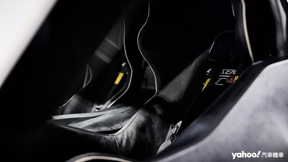 無需防滾籠而僅僅只依靠碳纖維單體底盤設計與相關座艙部件便令Essenza SCV12符合FIA賽事安全規範。