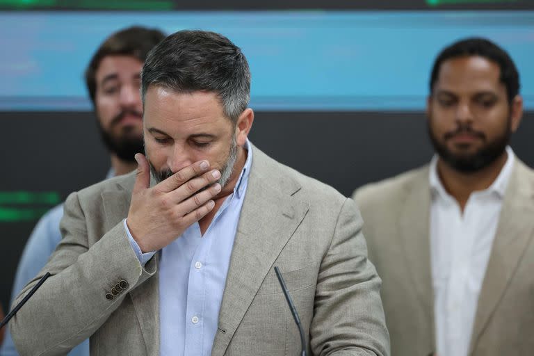 El líder del partido español de extrema derecha Vox, Santiago Abascal, hace un gesto mientras pronuncia un discurso después de las elecciones generales de España en la sede del partido en Madrid el 23 de julio de 2023