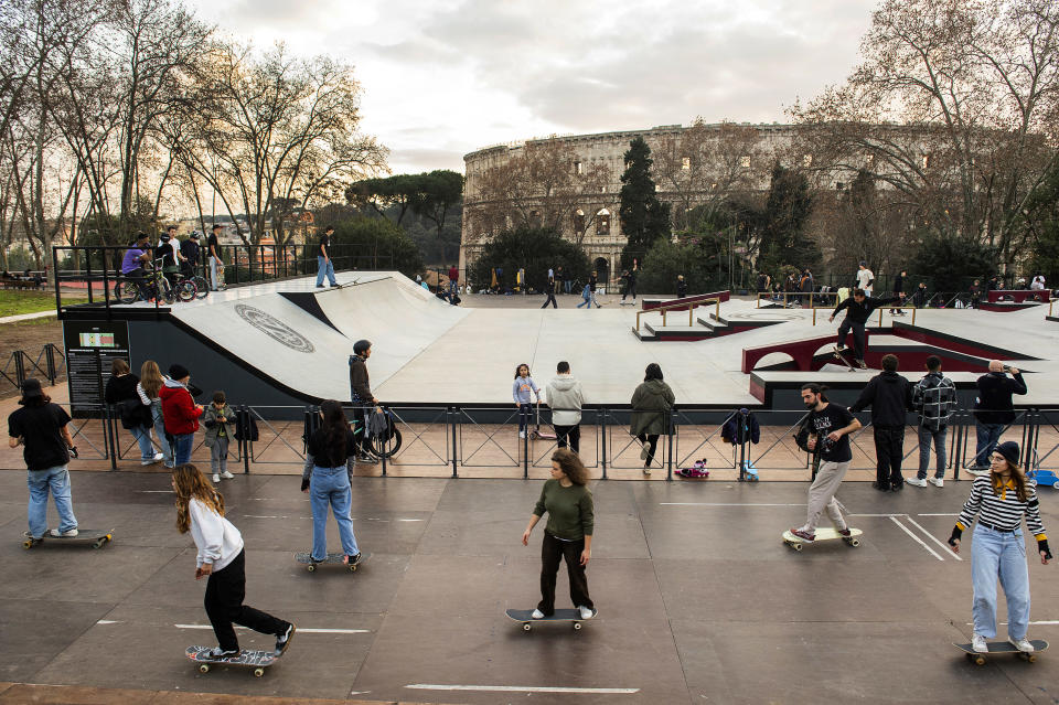 El nuevo parque de patinaje de última generación cerca del Coliseo en Roma, el 2 de enero de 2023. (Stephanie Gengotti/The New York Times).