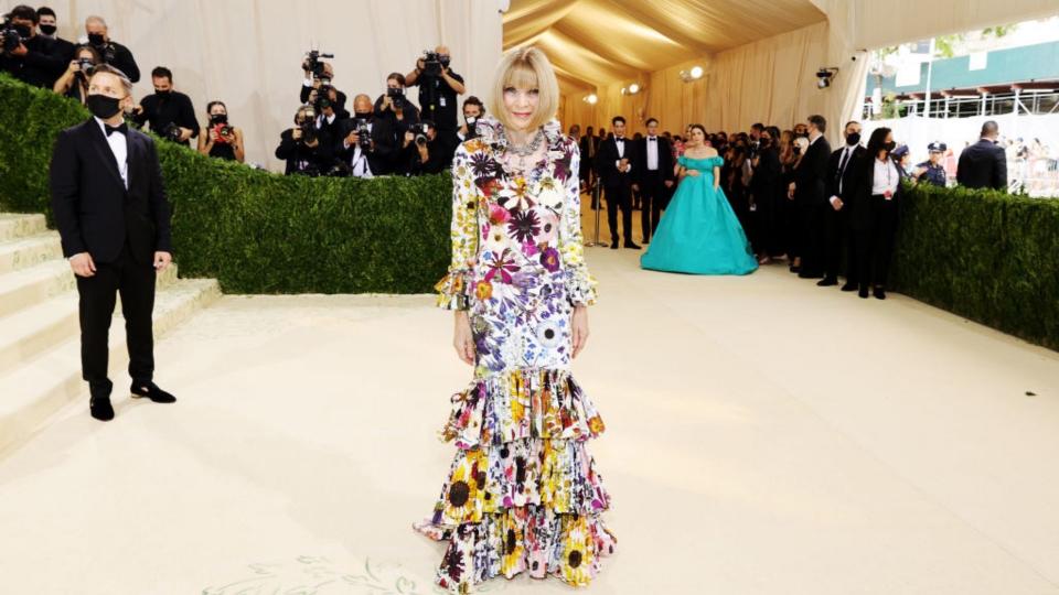  Anna Wintour wears floral gown on Met Gala carpet. 