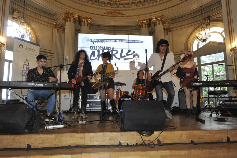 El legislador porteño Juan Manuel Valdés celebró a Charly García en el Salón Dorado de la Legislatura Porteña por el aniversario de dos de sus emblemáticos discos, “Clics Modernos”, que hace 40 años marcó un antes y un después en el rock argentino, y “Confesiones de Invierno”, el más exitoso de Sui Generis, que cumple 50 años. 
