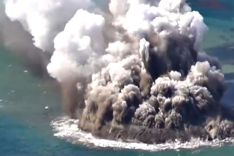 La nueva isla es producto de un volcán submarino sin nombre que comenzó a hacer erupción el 21 de octubre