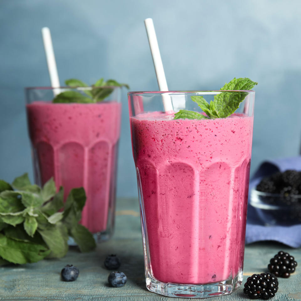 smoothie with mint and blackberries scaled