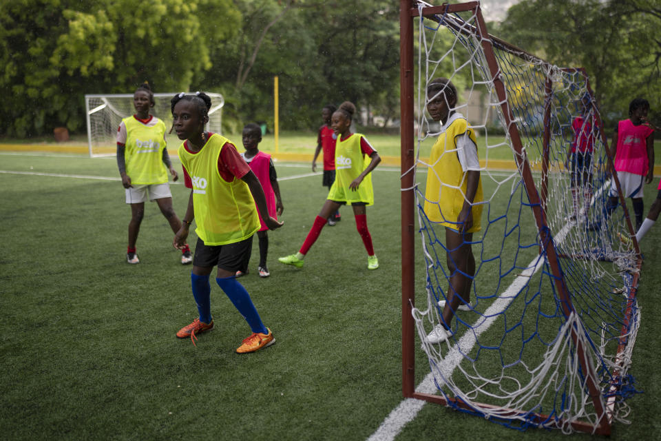 Chicas adolescentes juegan fútbol en la escuela Union de Puerto Príncipe, Haití, el lunes 5 de junio de 2023. (AP Foto/Ariana Cubillos