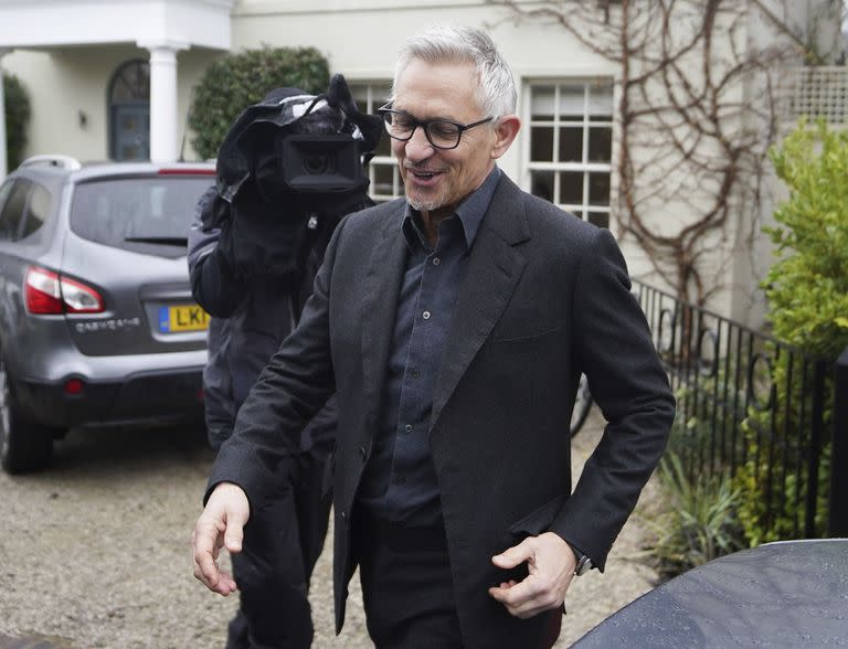 Gary Lineker sale de su casa, en Londres; el ex futbolista sigue recogiendo adhesiones de los ámbitos periodístico y deportivo tras su suspensión por parte de BBC.