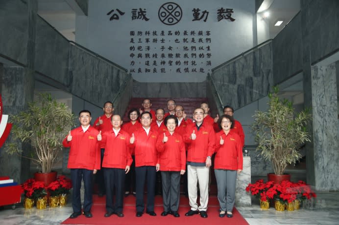 監察院7日巡察中山科學研究院，偕同國防部長馮世寬等人合影。（軍聞社記者李一豪攝）