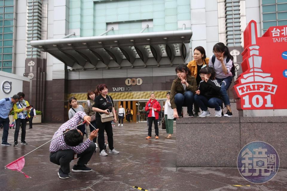 外國人跟團在九份等景點旅行，有網友認為多數是免費行程，品質堪憂。（本刊資料照）