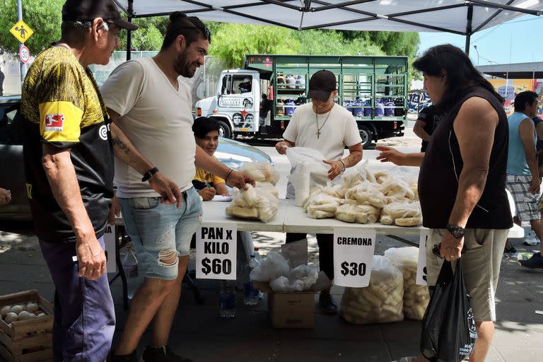 La panadería de la feria itinerante de Barracas pertenece a un taller del Hogar de Cristo, uno de los tantos espacios que ofrecen lugar y trabajo a los chicos de la calle.