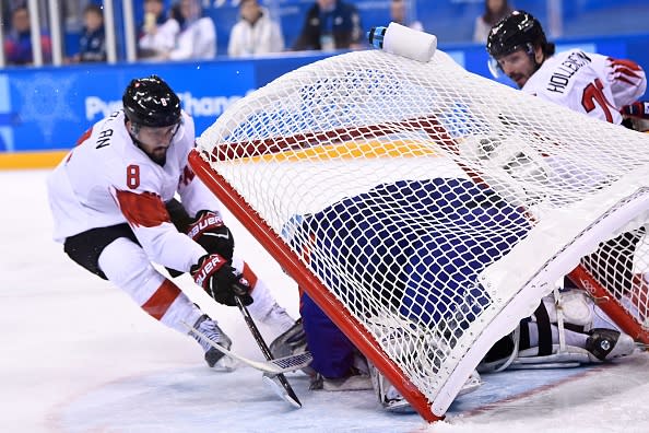 Das hier blieb hingegen ohne Folgen: Im Eishockey wurde abermals um jedes Tor schwer gekämpft.