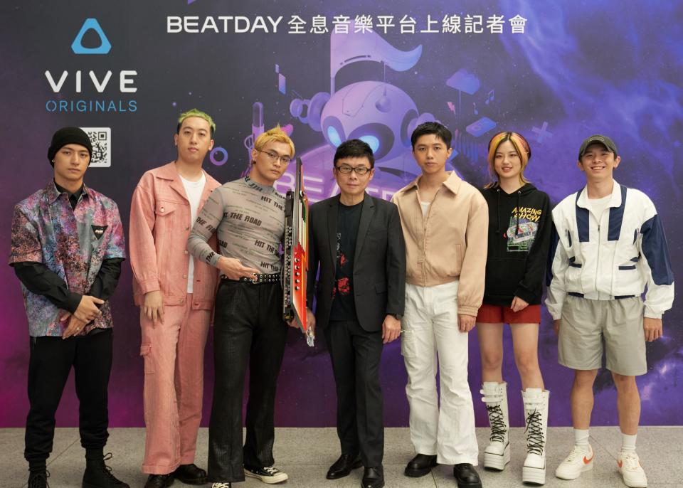 ▲BEATDAY全息音樂平台上線記者會，左起：歌手吳霏、美秀集團成員修齊、狗柏，VIVE ORIGINALS總經理劉思銘，美秀集團成員冠佑、婷文、鍾錡。
