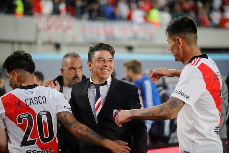 Sonrisa a pleno: la satisfacción de Gallardo mientras felicita a Casco y a Angileri