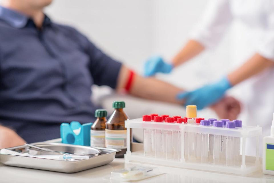 Man gets blood test preparation in clinic