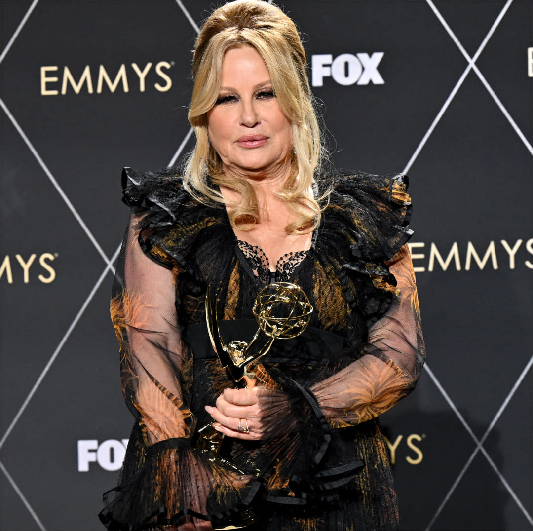  Jennifer Coolidge at the Emmys. 