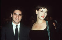 The love between Joaquin Phoenix and Liv Tyler began in the set of the 1995 film 'Inventing the Abbots'. Years before she became the mother of Milo with her ex-husband Royston Langdon, the daughter of the Aerosmith frontman Steven Tyler was the ‘Joker’ actor's girlfriend for four intense years. Of course, like any good couple, they did not remain enemies after breaking up, and they cross paths from time to time.