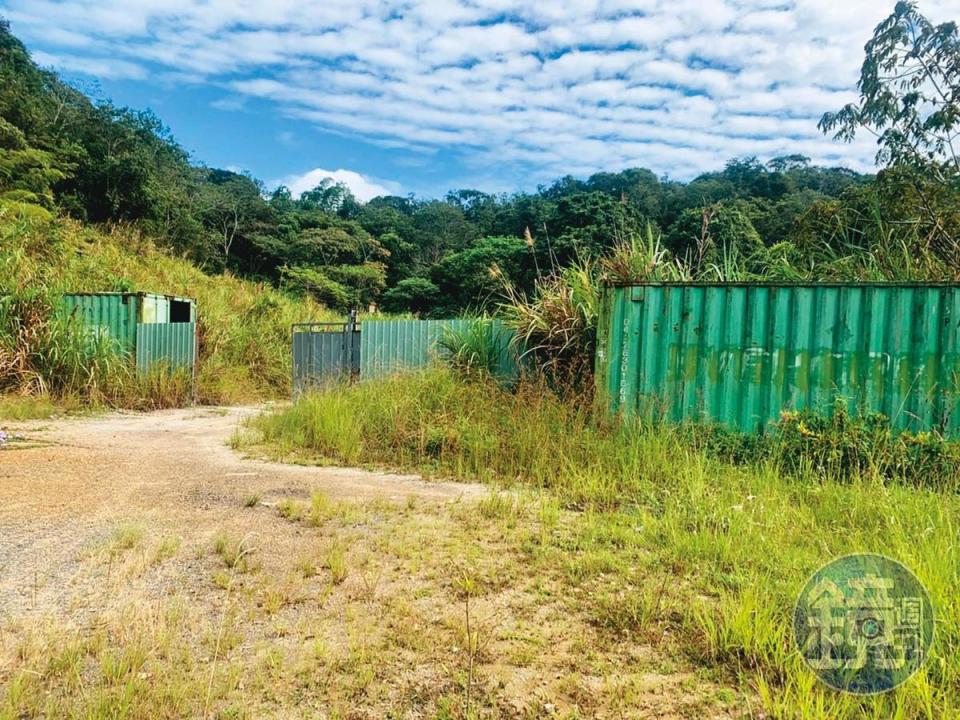 日管處向業者無償借用預定地當停車場，卻遭人堆放貨櫃及種植花木，險害業者被南投縣政府開罰。