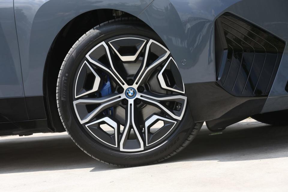 試駕車選用視覺張力十足的22吋雙色空力輪圈，配胎尺碼則來到驚人的275/40R22。