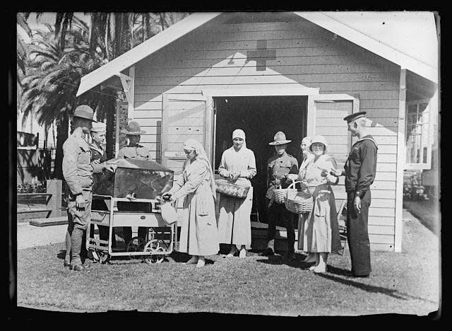 santa_fe_hut_at_los_angeles_1918 1919_american_national_red_cross_collection_prints_and_photographs_library_of_congress_0