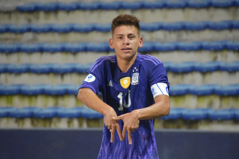 Claudio Echeverri es el N° 10 y el capitán de la selección argentina en el Mundial Sub 17; busca guiar al equipo hacia su primer título