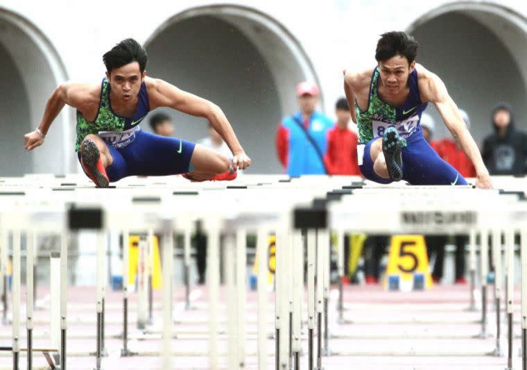 楊尉廷（左）3月10在新北市青年盃拿下隔兩年多後對陳奎儒（右）首勝。林嘉欣／攝影。