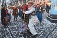 <p>Das ukrainische “Malanka”-Fest wird nach dem Julianischen Kalender am 13. Januar gefeiert und begrüßt das neue Jahr mit einem Volksfest, das an eine Mischung aus Halloween, Fasching und Silvester erinnert. Kinder ziehen von Tür zu Tür, spielen Streiche und bekommen Süßigkeiten, Erwachsene tanzen auf der Straße und wünschen sich ein glückliches Jahr. (Bild: Artur Widak/NurPhoto/Getty Images) </p>