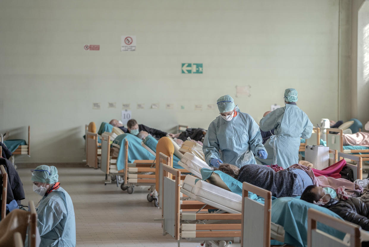 Una sala de urgencias improvisada en la ciudad septentrional de Brescia el 16 de marzo de 2020, cuando Italia fue el epicentro de la pandemia de coronavirus. (Alessandro Grassani/The New York Times)