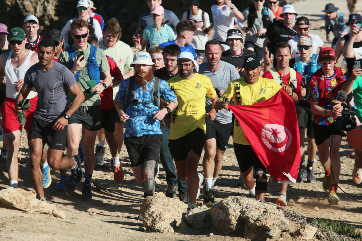 Russ Cook a été rejoint par de nombreux supporteurs à son arrivée au point le plus septentrional de la Tunisie, le 7 avril 2024.    - Credit:MOHAMED HAMMI/SIPA / SIPA 