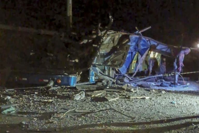 Esta foto difundida por los Bomberos de Panamá Chiriquí muestra las secuelas del accidente de un autobús que transportaba personas migrantes, causando 33 muertes en Gualaca, Panamá