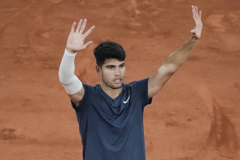 Carlos Alcaraz saluda al público tras un contundente debut en Roland Garros 2024: sólo perdió cuatro games ante Jeffrey John Wolf