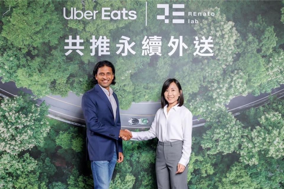 Uber Eats 台灣代理總經理 Karthik Vasudevan（左） 與循環經濟顧問公司  REnato lab 執行長歐陽藹寧合影，合力為台灣在地商家推出「永續包材指引」，共推永續外送。圖／Uber Eats 提供