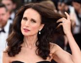 Andie MacDowell war Bill Murrays Schwarm in der Kult-Komödie "Und täglich grüßt das Murmeltier" und ist mit 63 immer noch Model und ein gefragtes Kosmetik-Werbegesicht. Mittlerweile tritt ihre Tochter in ihre Fußstapfen ... (Bild: Antony Jones/Getty Images)