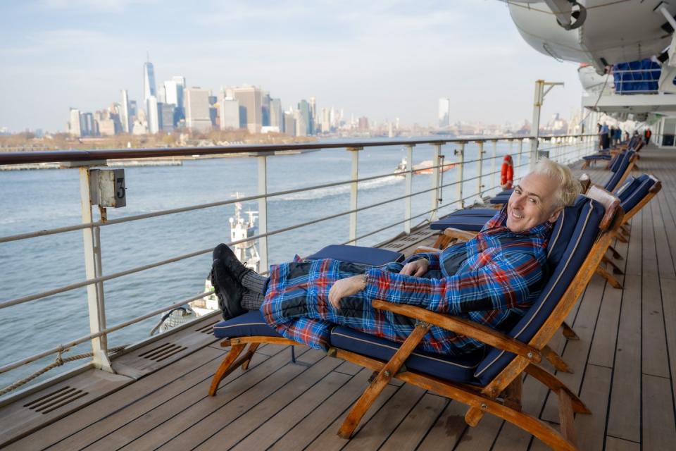 alan cumming on deck of qm2