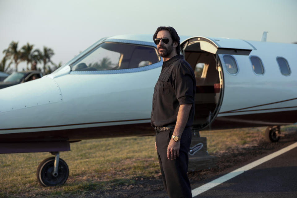 NARCOS MEXICO (L to R) JOSÉ MARÍA YAZPIK as AMADO CARILLO FUENTES in episode 3010 of NARCOS MEXICO Cr. JUAN ROSAS/NETFLIX © 2021