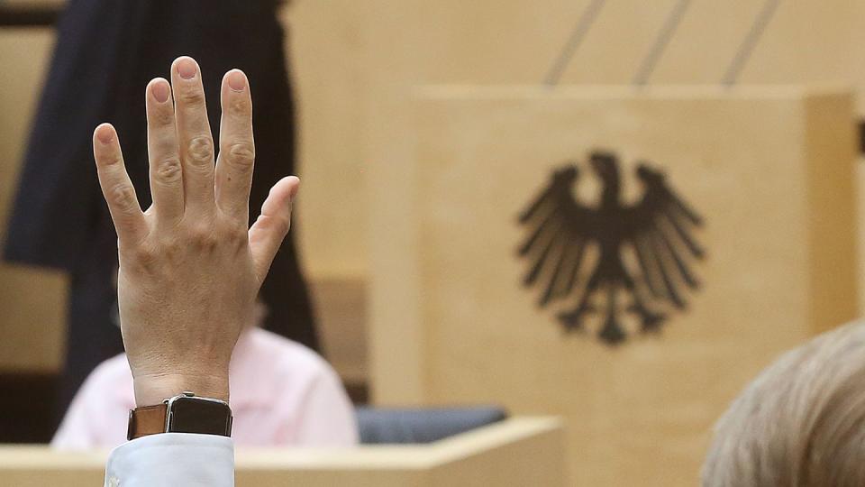 Abstimmung im Bundesrat: Abgeordnete müssen dem Bundestagspräsidenten künftig Nebeneinkünfte bereits ab 1000 Euro im Monat oder 3000 Euro im Jahr melden.