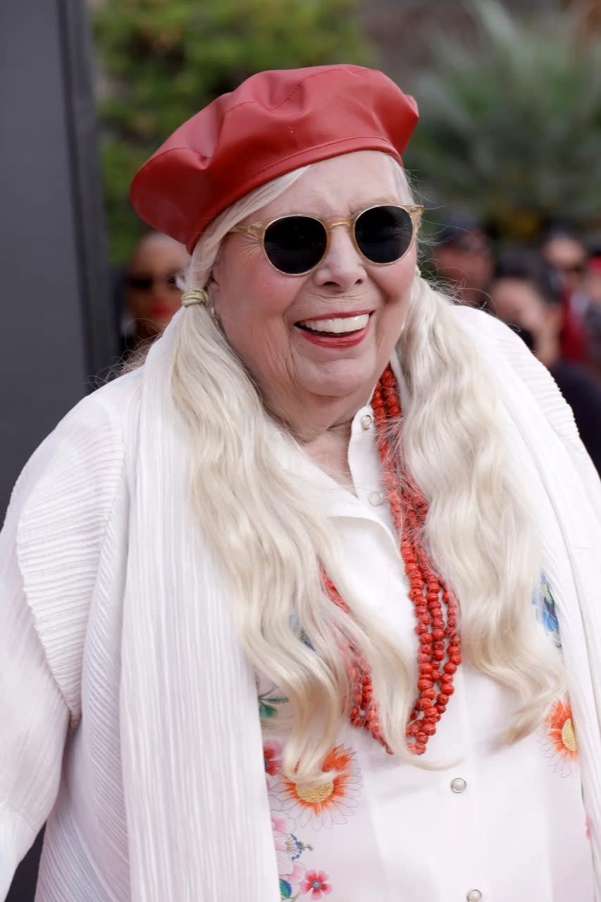 Joni Mitchell 最近對 Miyake 產生了愛意，穿著該品牌參加 2022 年格林美頒獎典禮。 據說這位歌手收藏了大量設計師的襯衫。 (2022) Getty Images