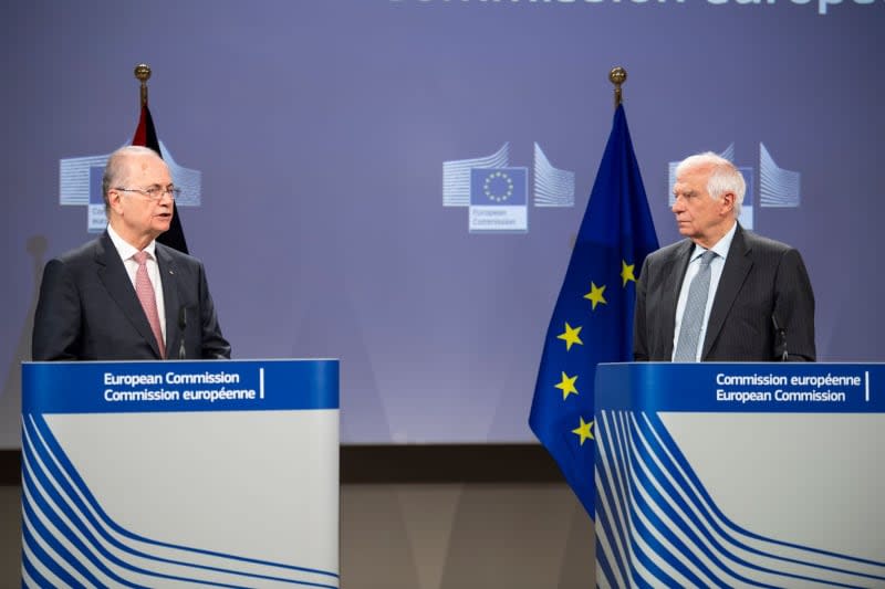 Palestinian Prime Minister Mohammed Mustafa (L) and European Union foreign policy chief Josep Borrell speak during a press conference after the Ministerial International Partners Meeting on Palestine. Lukasz Kobus/European Commission/dpa