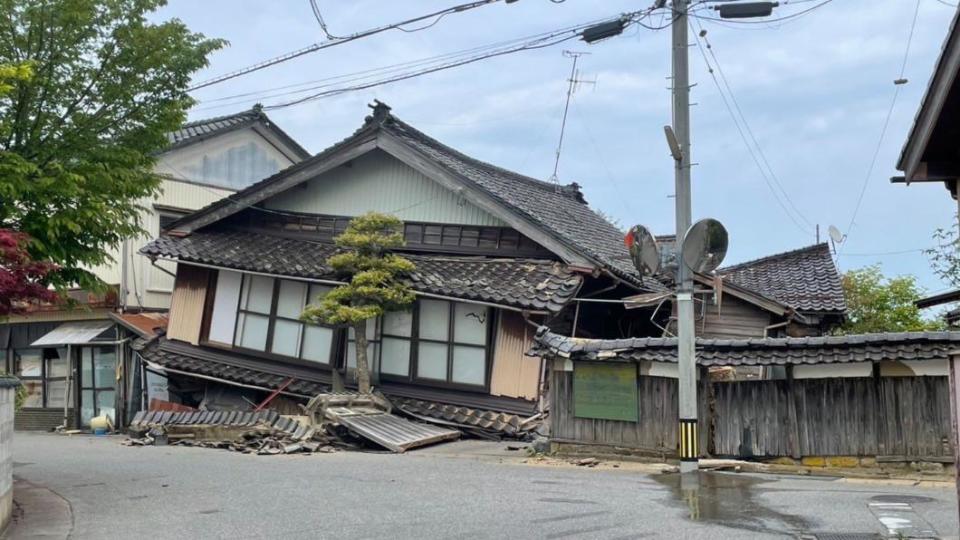 網友拍下因地震倒塌的民宅，可以看到屋瓦碎片散落在地。（圖／翻攝自＠@L8n5W5ie7QLqkWG推特）