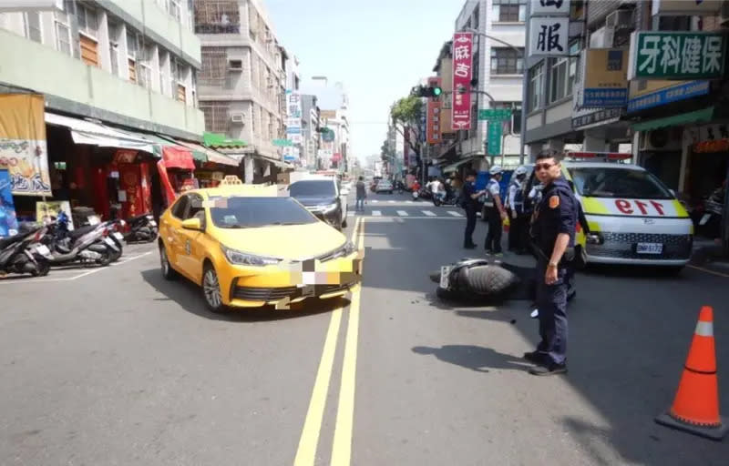 ▲計程車迴轉撞上後方直行機車。（圖／翻攝畫面）