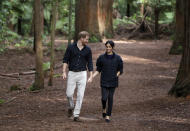 <p>Welch ein Gentleman Prinz Harry doch ist. Bei einem Spaziergang durch den Redwoods-Wald in Neuseeland lieh er seiner Liebsten eine schicke Herbstjacke aus, die er ein paar Tage zuvor noch selbst getragen hatte. (Bild: AP Photo) </p>