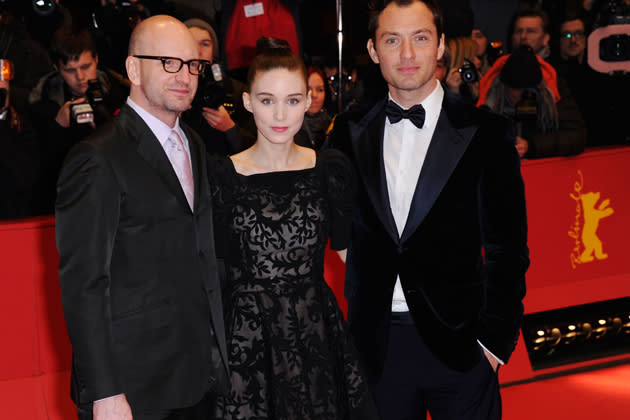 Steven Soderbergh, Rooney Mara und Jude Law bei der Premiere von "Side Effects". (Bild: Getty Images)